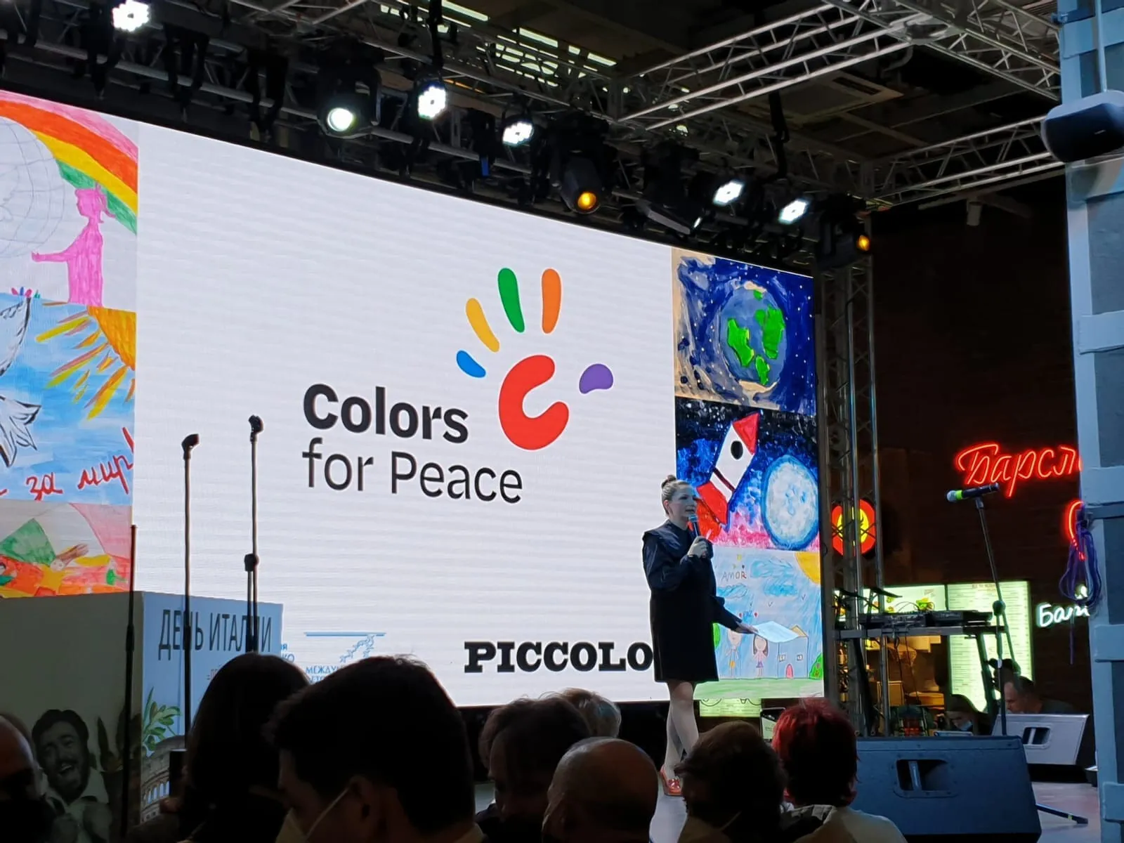 Colors for Peace, applicazione dell'identità