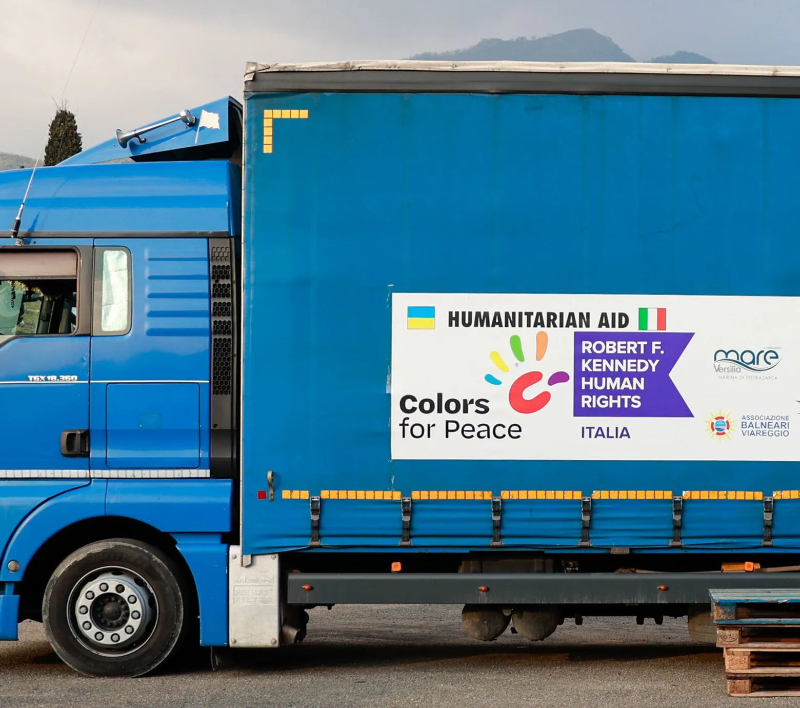 Colors for Peace, applicazione dell'identità